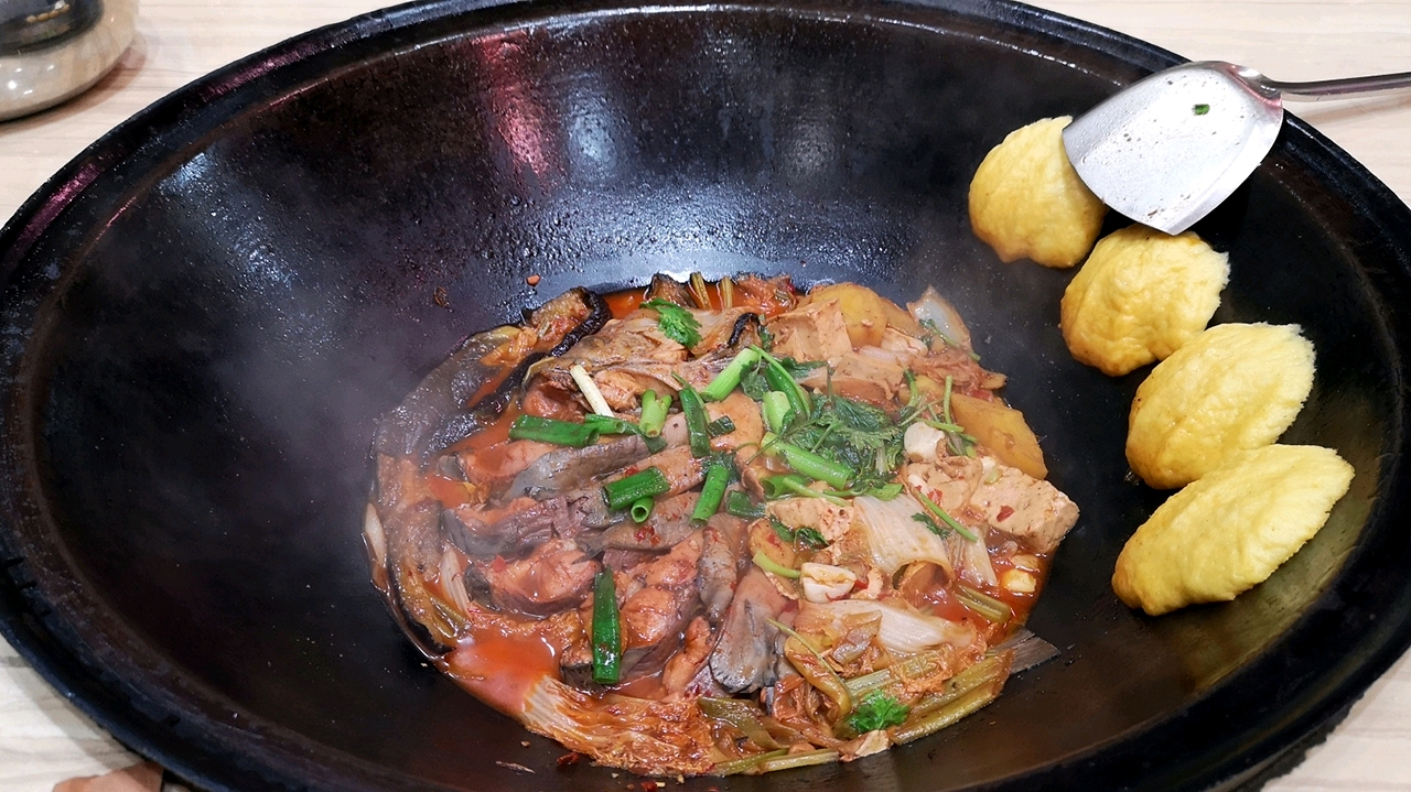 品尝东北特色铁锅炖鱼,茄子豆腐大鱼一锅出,味道老香啦