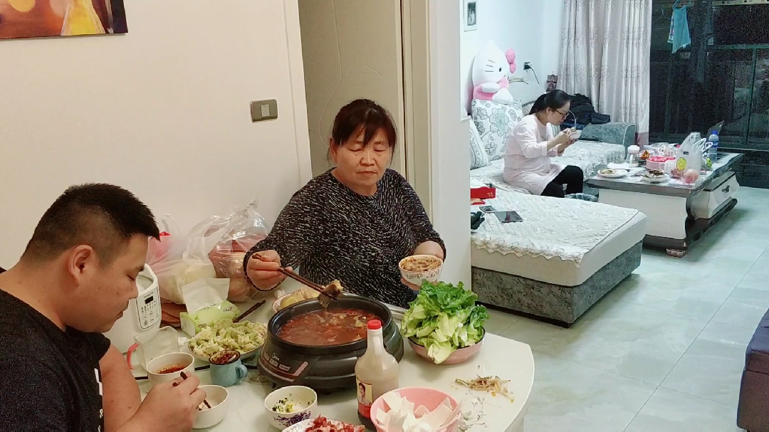 一家人吃火锅,多热闹!可小孕妈偏要单独吃!咋回事?
