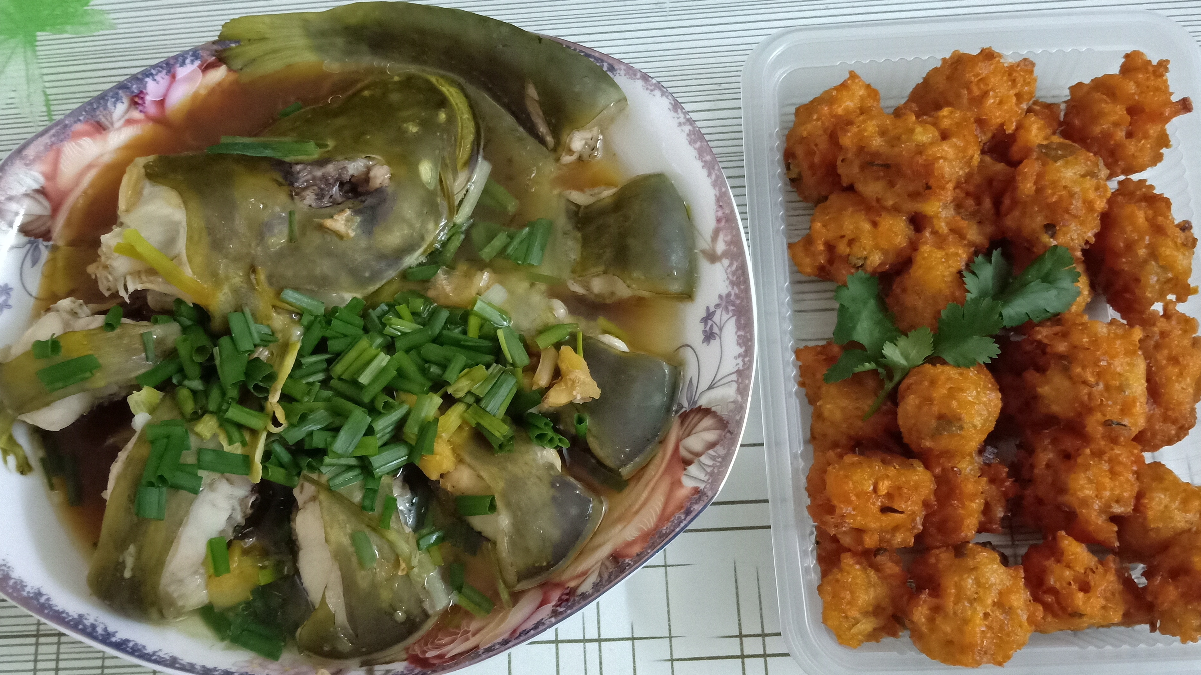 农村打工仔的晚饭,一条一斤多的鲶鱼18元,这就是简单的生活样子