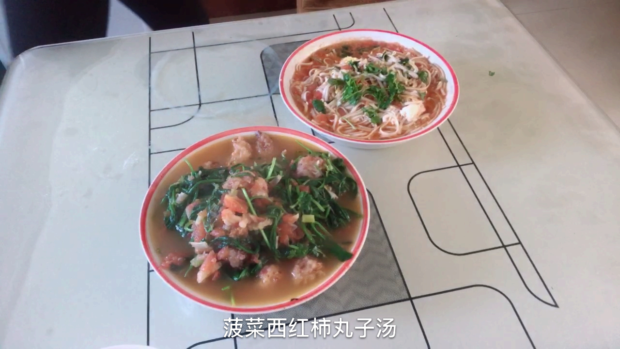 做个瘦身美容汤,二宝吃西红柿鸡蛋面,奶奶老家拿来的菠菜好吃