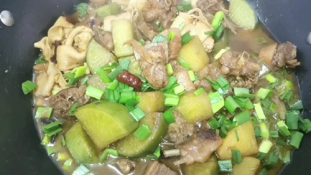 胡子姐做北方的铁锅炖!骨烂肉香!一家人吃嗨了!