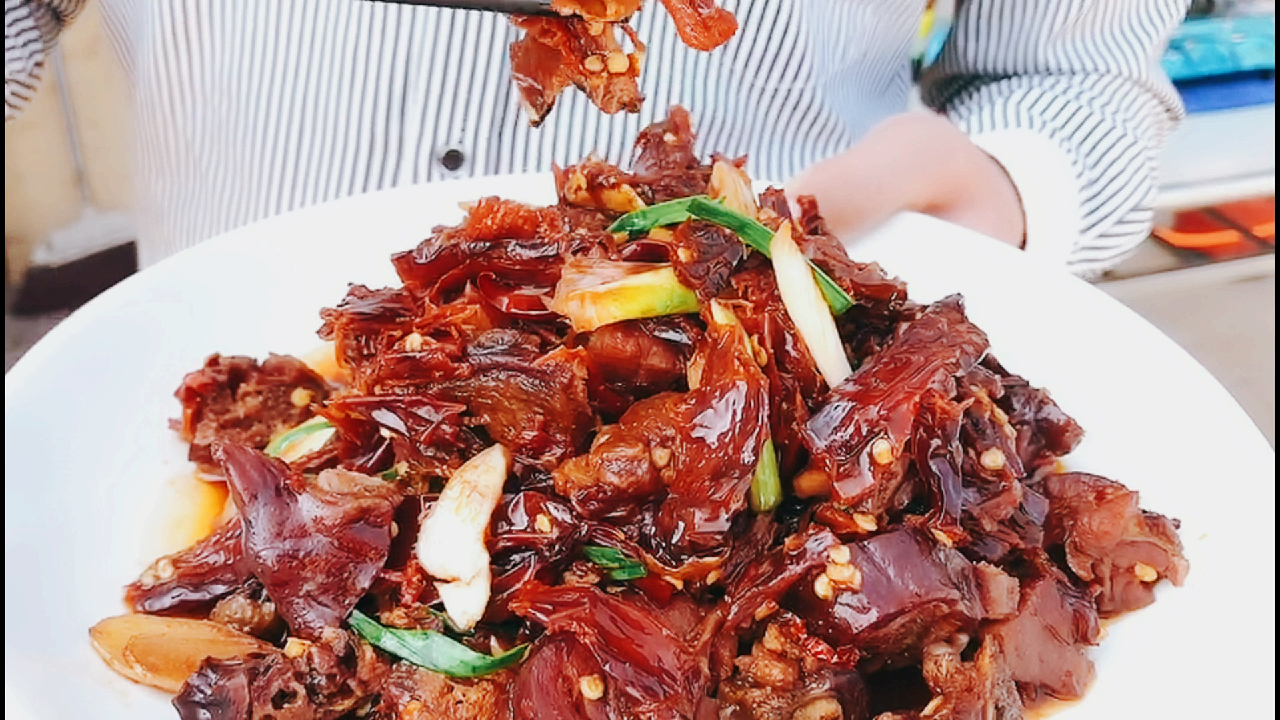 煮腊鸭腿我们只需要注意一点,好吃到一上桌就吃光,简单实用