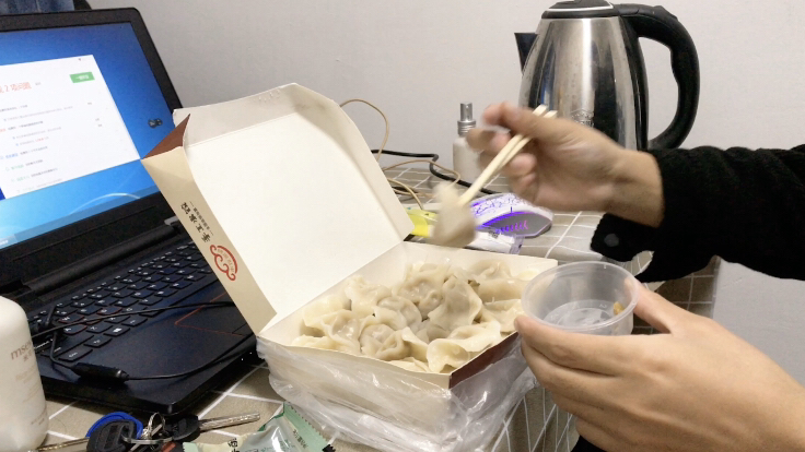 真实的上班族生活天黑回家,晚上吃酸菜猪肉饺子,15元28个贵吗?