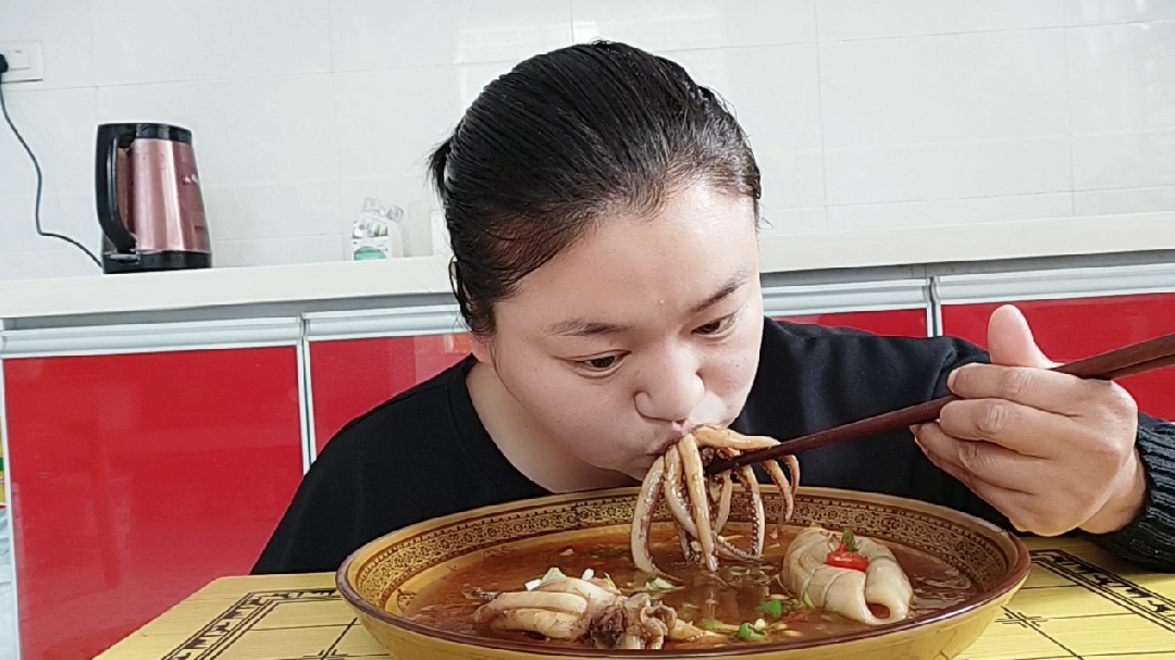 小辣娇今天吃 酱汁鱿鱼 酱香浓郁  汤鲜味美  赞!