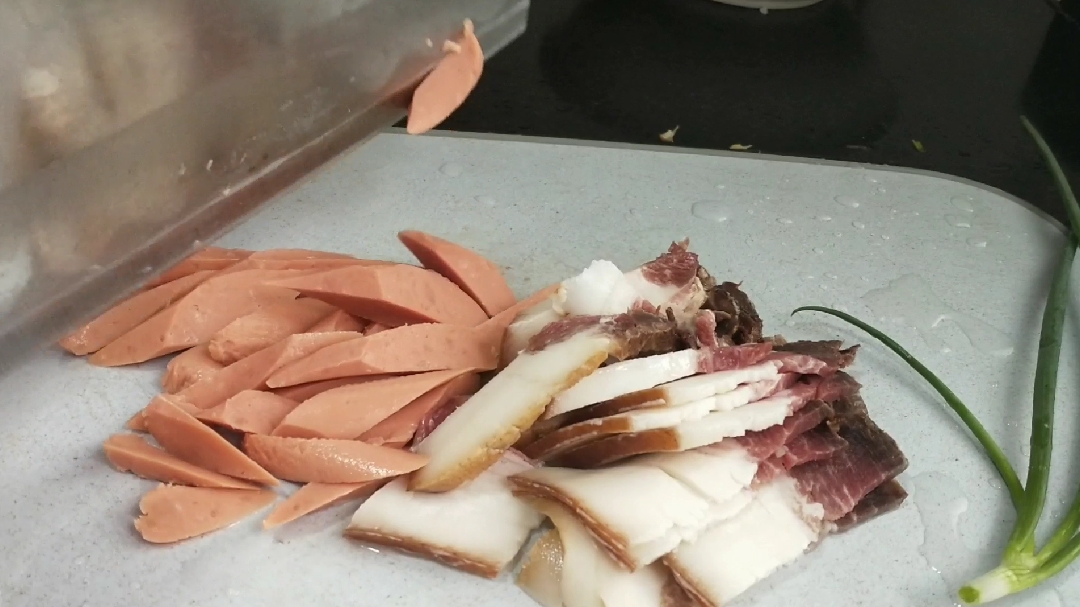 腊肉最好吃做法,配上平菇和火腿肠,这味道真香