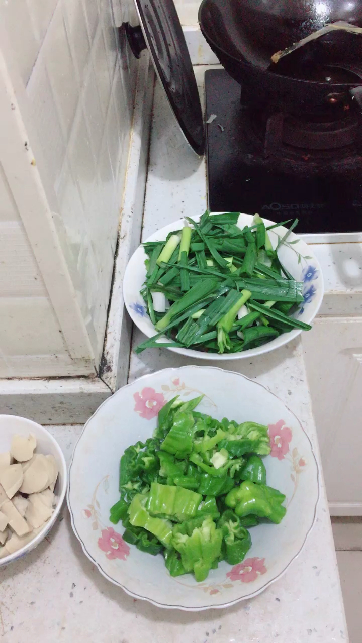 两个菜,一个大蒜炒干子,一个青椒面筋。下午好。