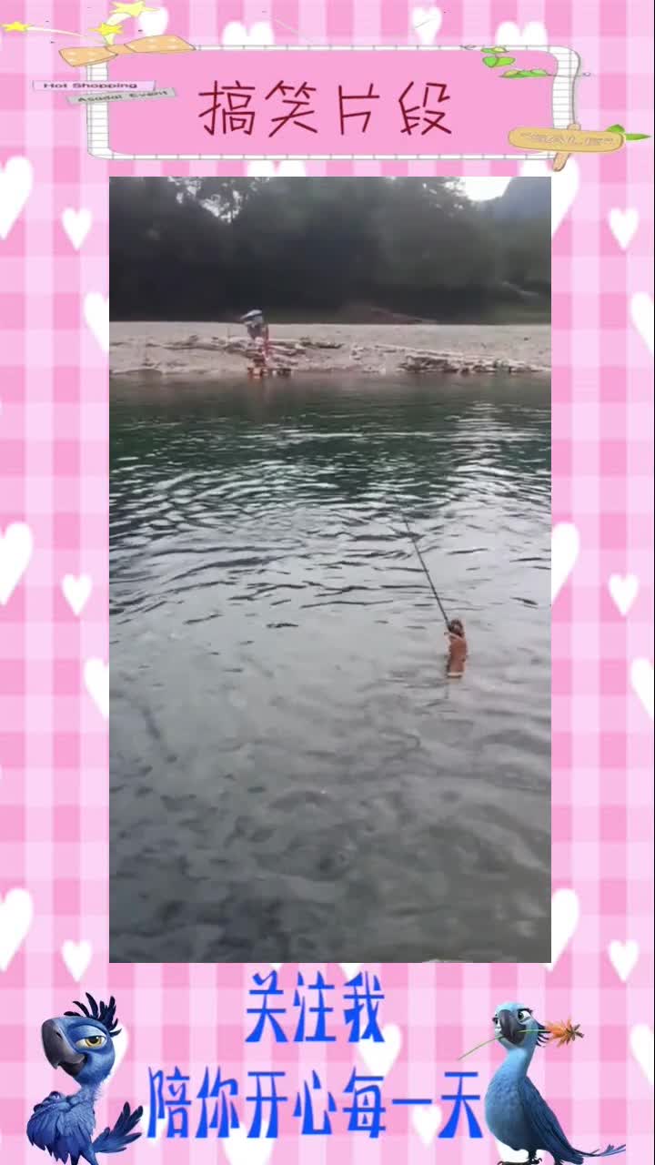 今天教你们钓鱼,钓鱼就要去别人去不了的位置,而且实时观察鱼的位置!,搞笑段子
