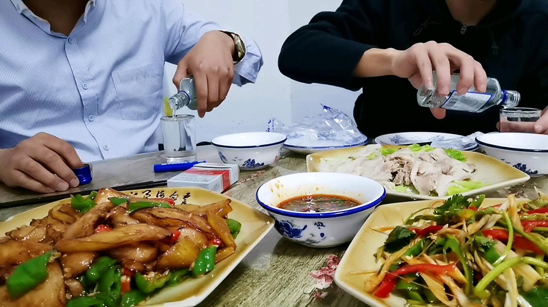 小伙发现鹰潭也有东北菜馆,4瓶白酒一桌菜,吃的差点舔盘子