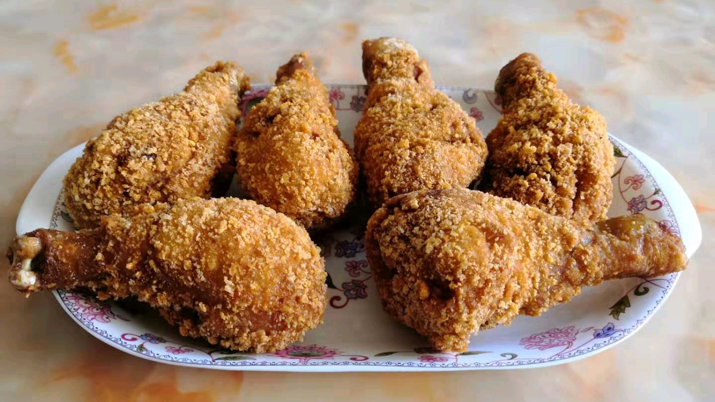 这样炸出来的面包糠鸡腿实在是太好吃了,外甥外甥女直接就分了