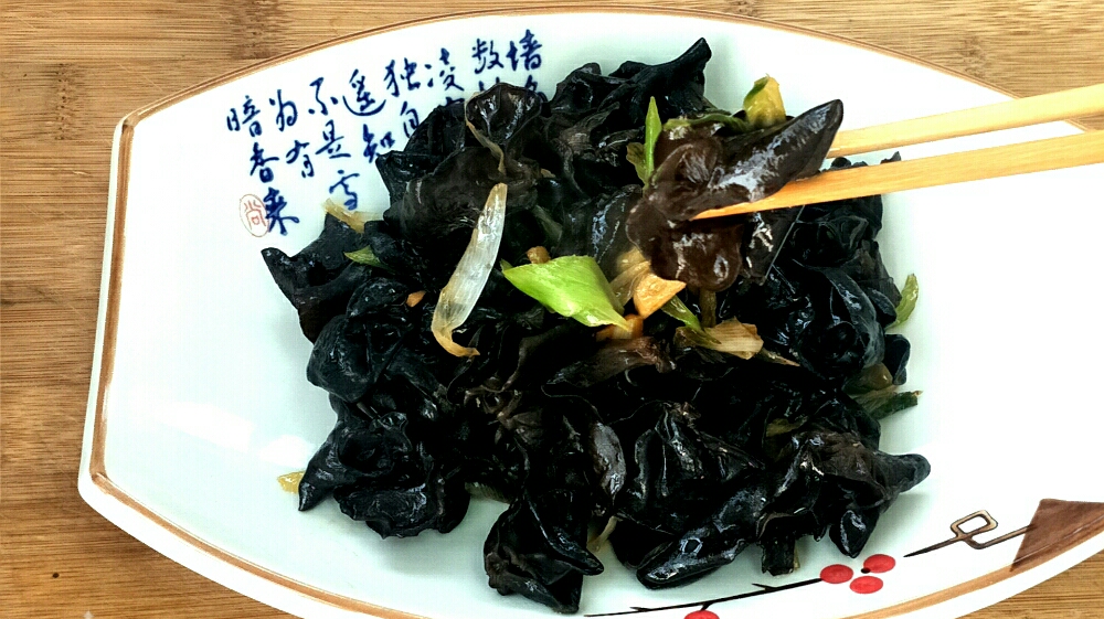 大厨分享大葱炒木耳,口感脆嫩清肺明目,喜欢的朋友一起来试试吧