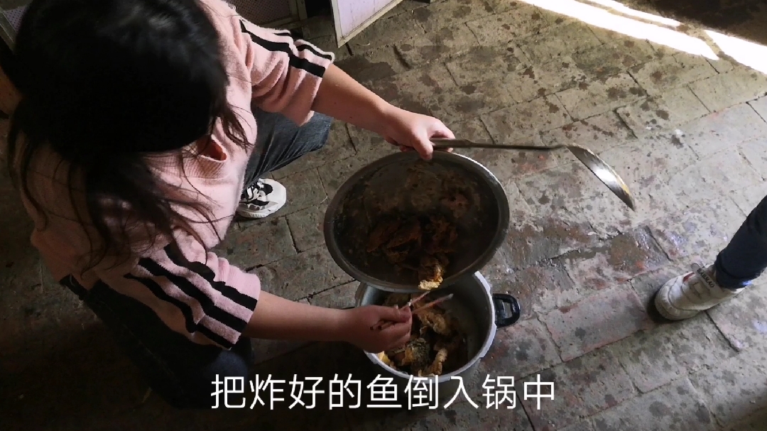 秘方炖鲤鱼,美味的很呀,鱼骨头和鱼刺和鱼肉一起吃真好吃