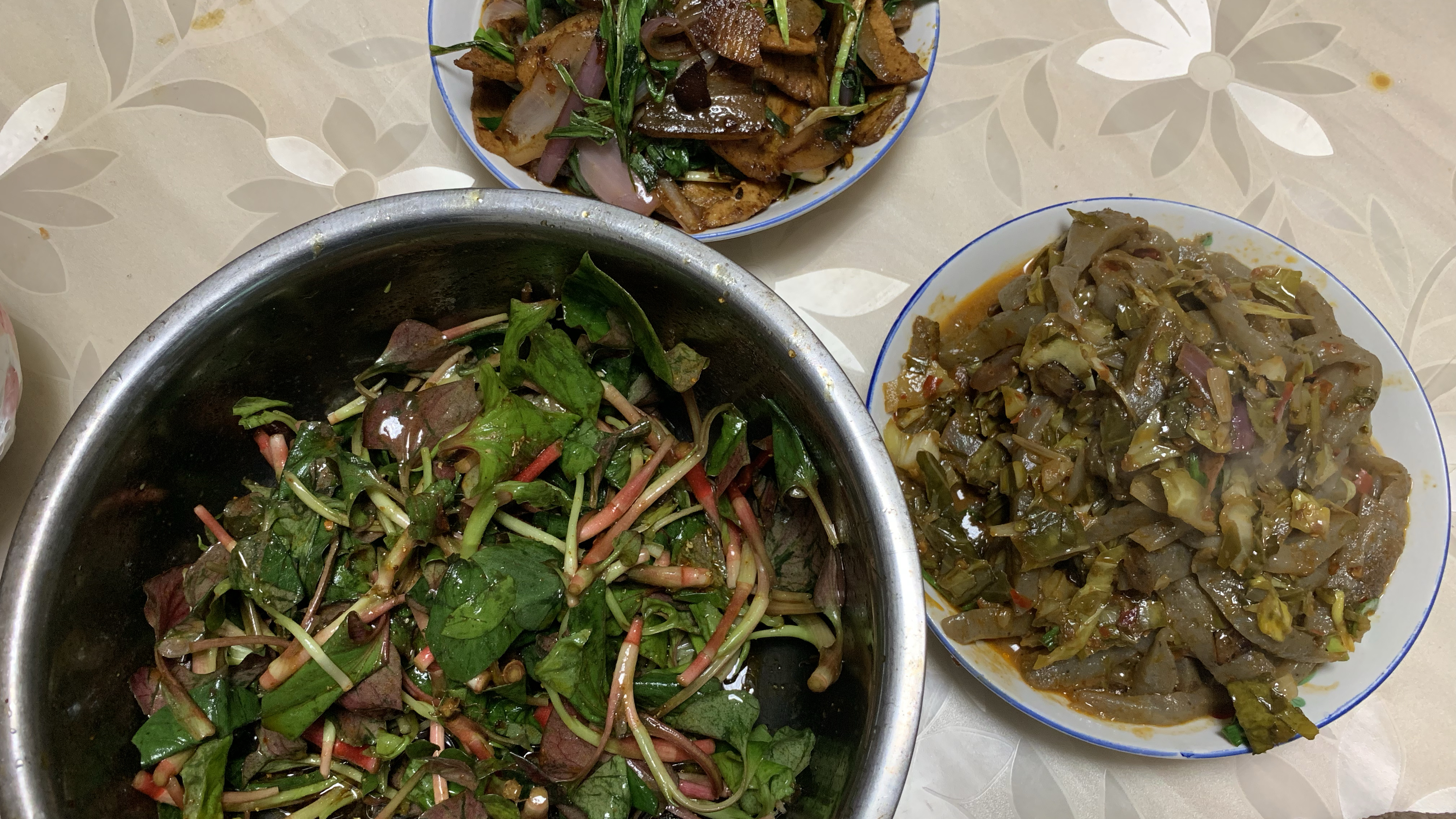 川菜系列之  魔芋炒酸菜   蒜苗回锅肉   川妹子一家吃得精光