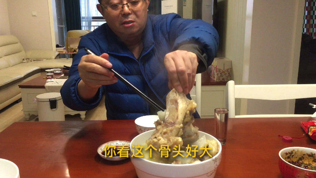 天气降温,大号版的牛骨头炖萝卜,顿时让你远离寒冷