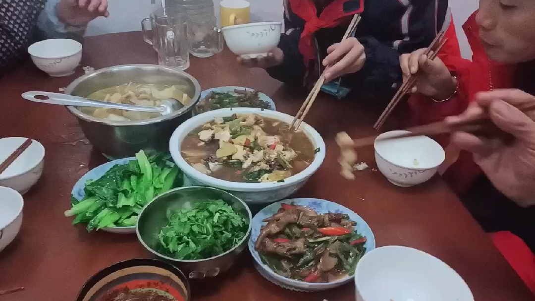休假在家,做了一个羊肉炖汤,味道鲜美,一家人在一起吃饭好开心