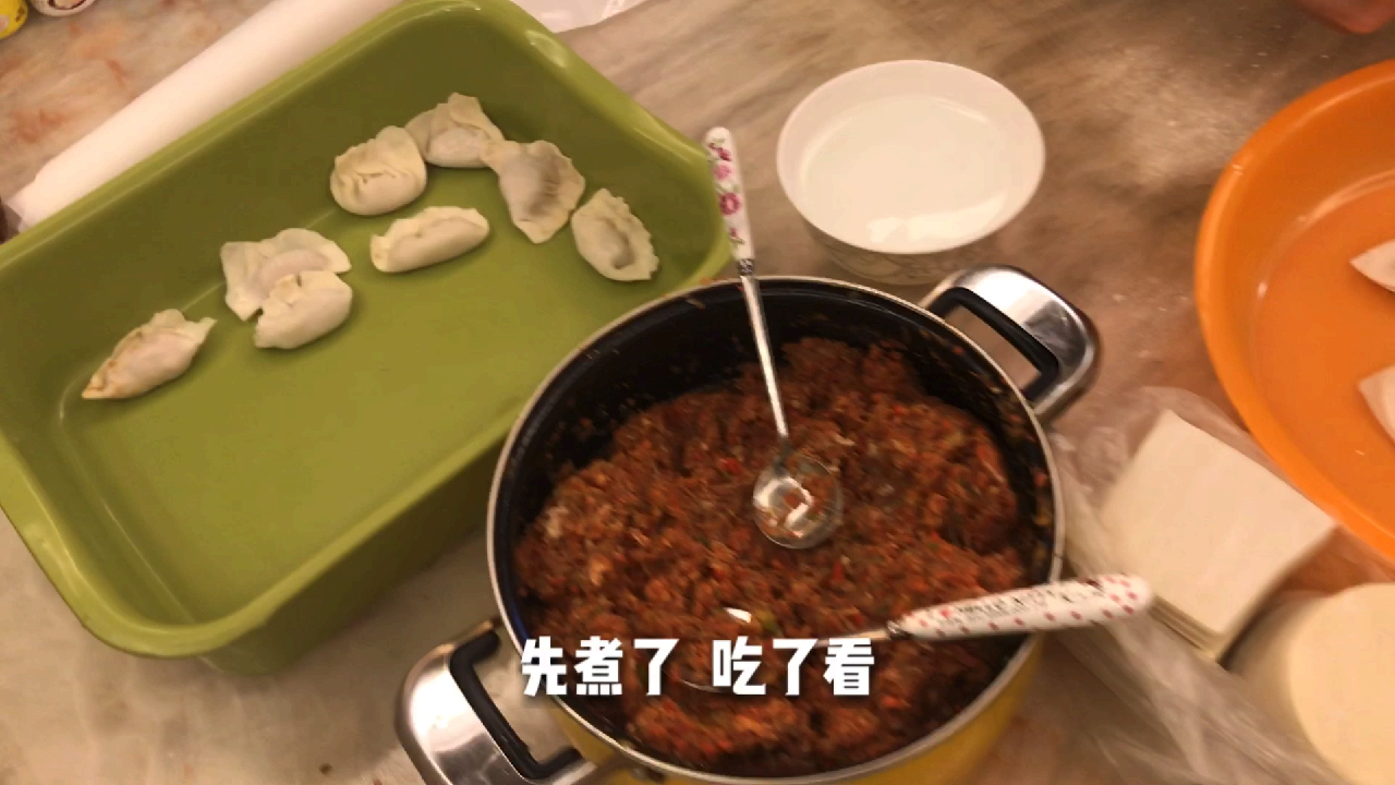 两个水货第一次包水饺,过程曲折,逼不得已搬了救兵才解决!