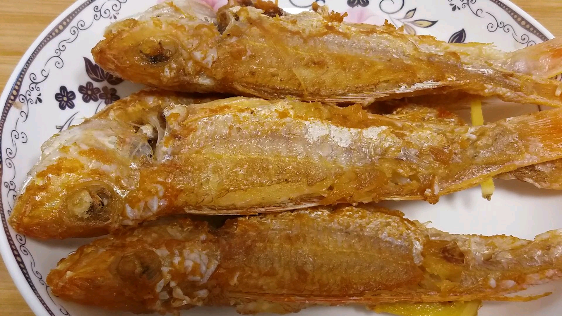红杉鱼煎得好吃有诀窍,教你个简单的方法,鱼肉脆香而不破皮