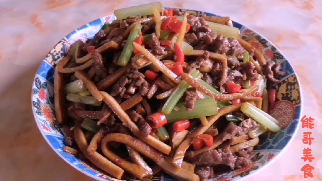 豆干芹菜和牛肉一起炒,牛肉鲜嫩,芹菜香脆,好吃又下饭
