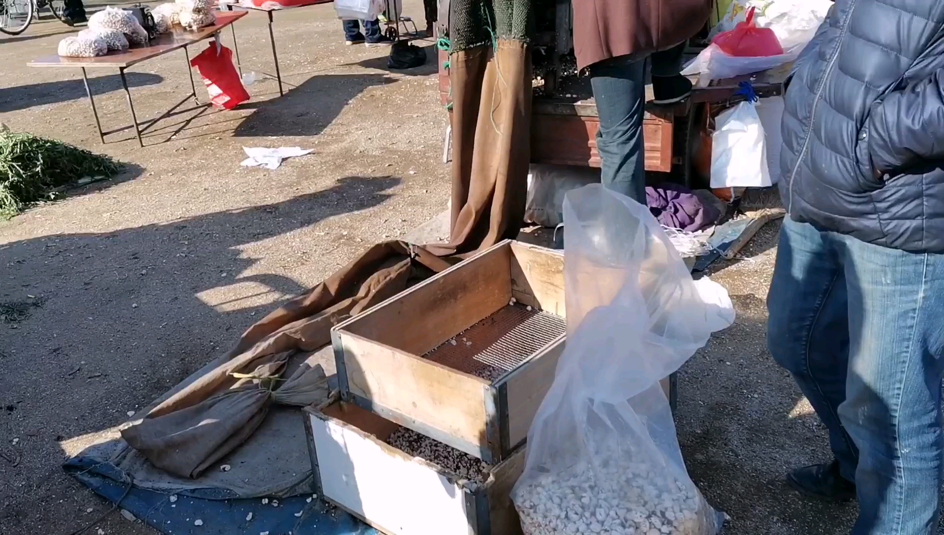 老爸想吃爆米花了,去大集上爆爆米花,自己家种的玉米就是香
