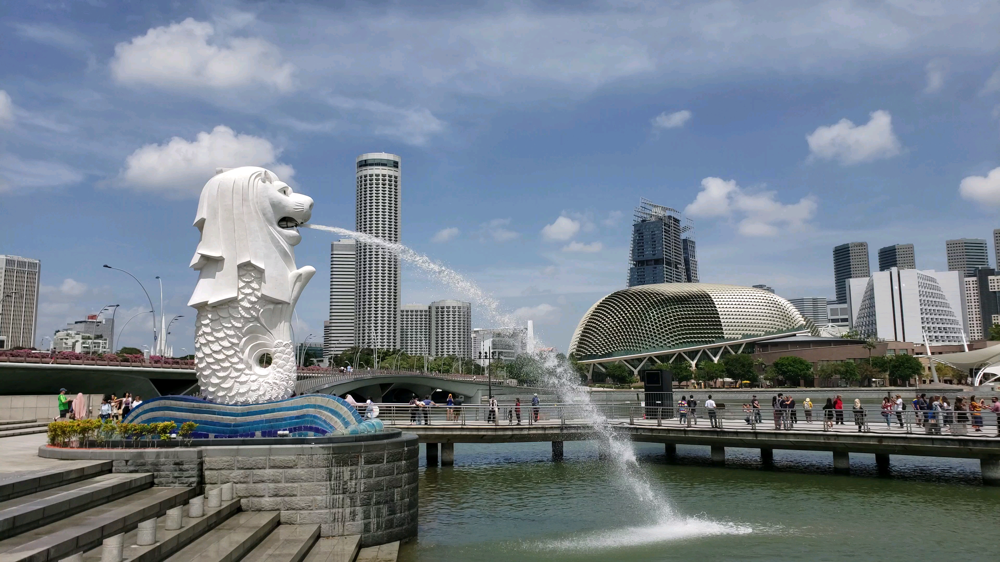 鱼尾狮,是新加坡旅游标志,因一个飘洋过海的的传说而起名“狮城”