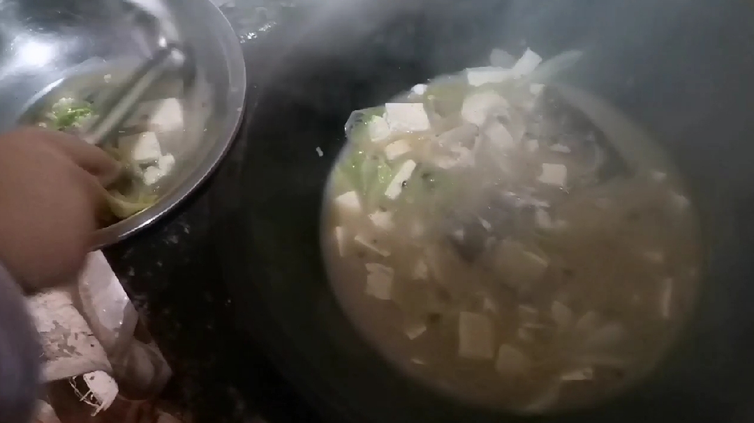 中午吃啥犯了愁,铁锅炖鱼头,大铁锅炖出来的鱼头营养又美味
