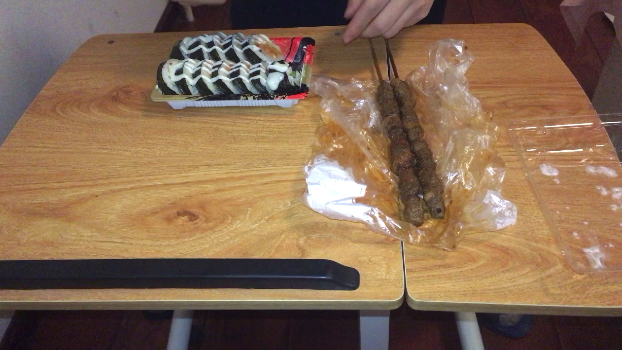 一份寿司两串蒙古大肉串,吃爽了。