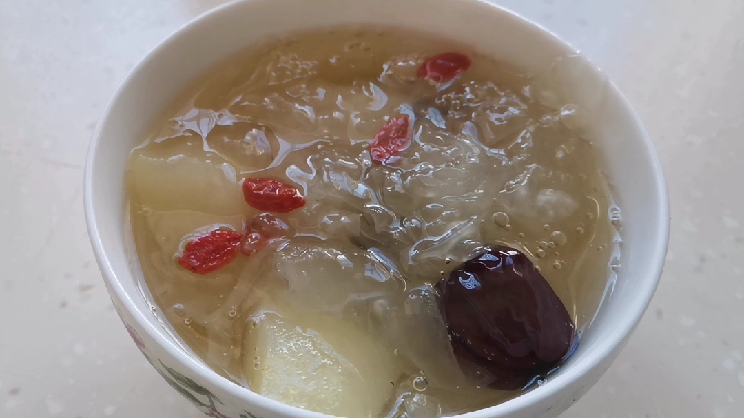 老闫做菜:冰糖雪梨银耳大枣汤