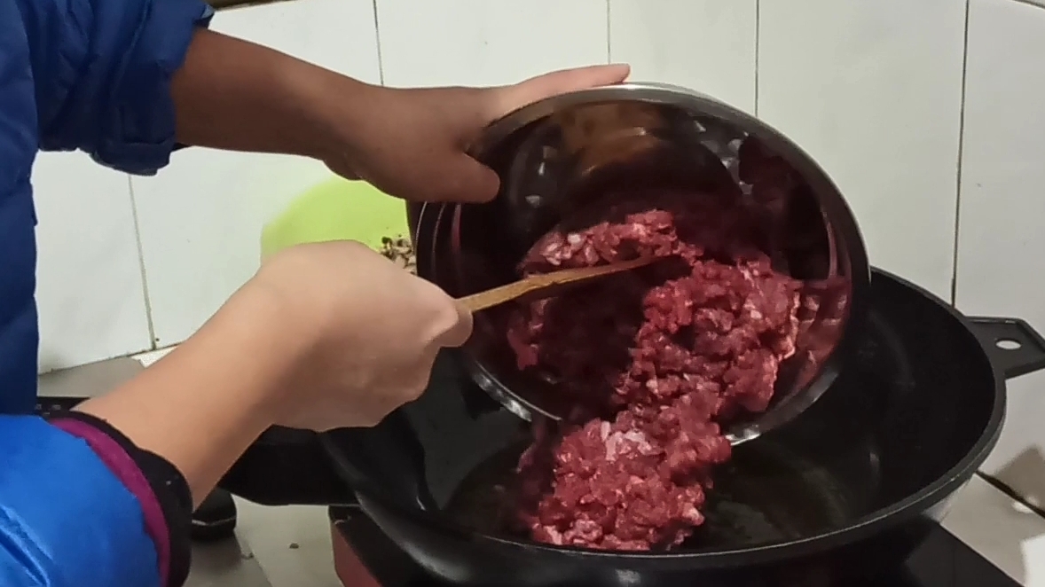 爱吃面的小胖妮自制牛肉香菇酱,手擀面拌臊子吃的老邦哧溜直响