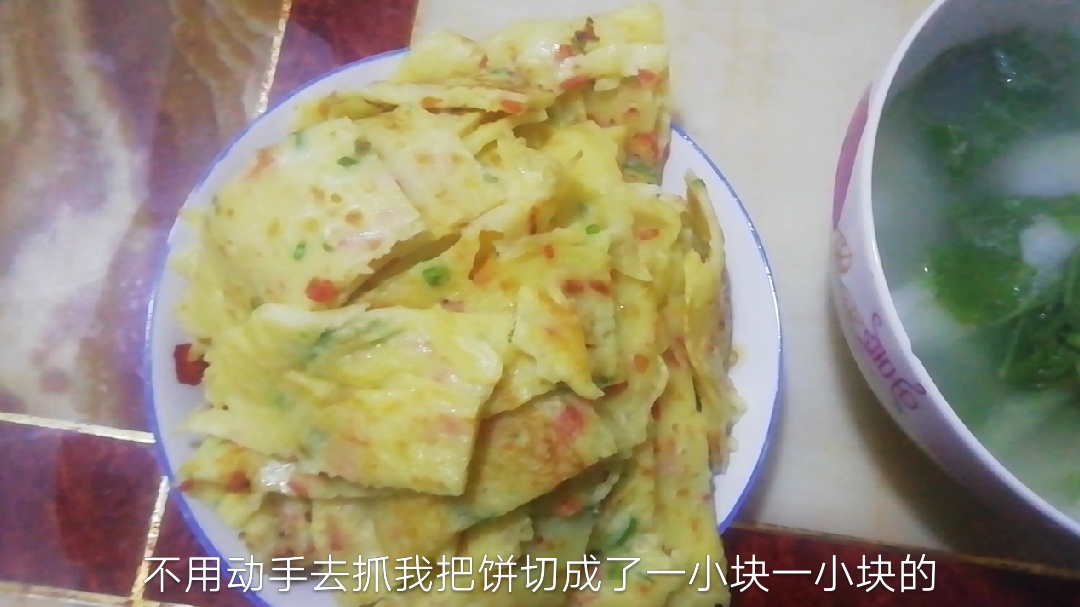 早餐饼好久没吃营美味的鸡蛋饼了,做好饼搭配上白菜汤辣椒酱美味