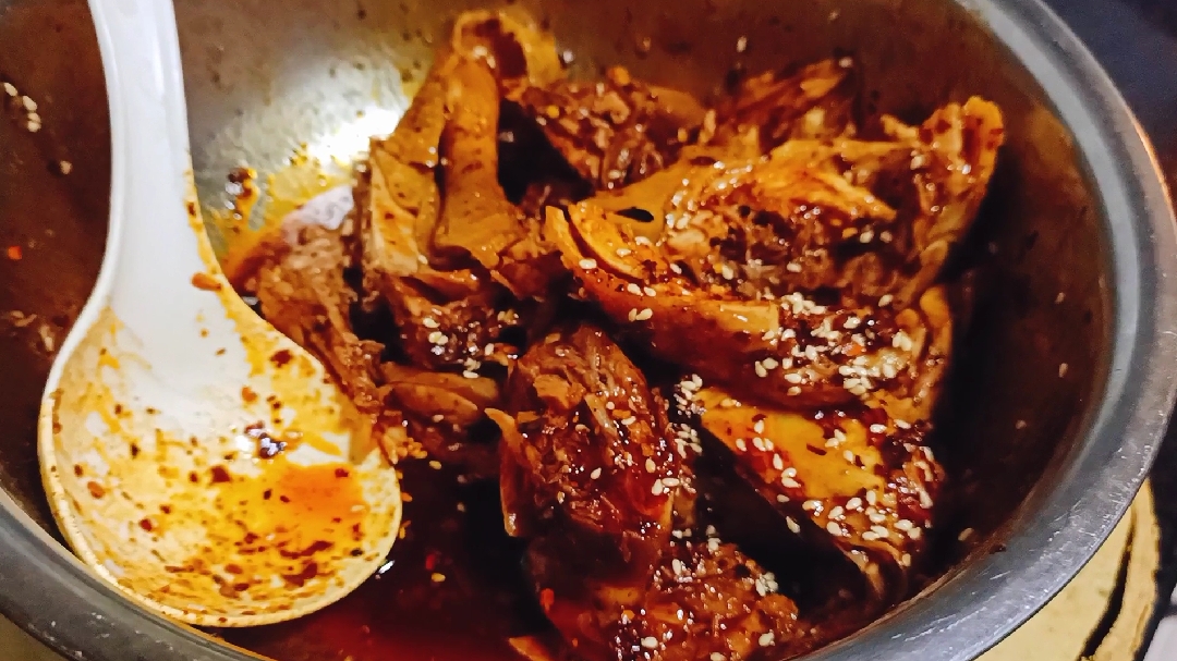 鸡肉还是隔着水蒸出来的白切鸡好吃,鸡肉紧实有嚼劲,做法简单