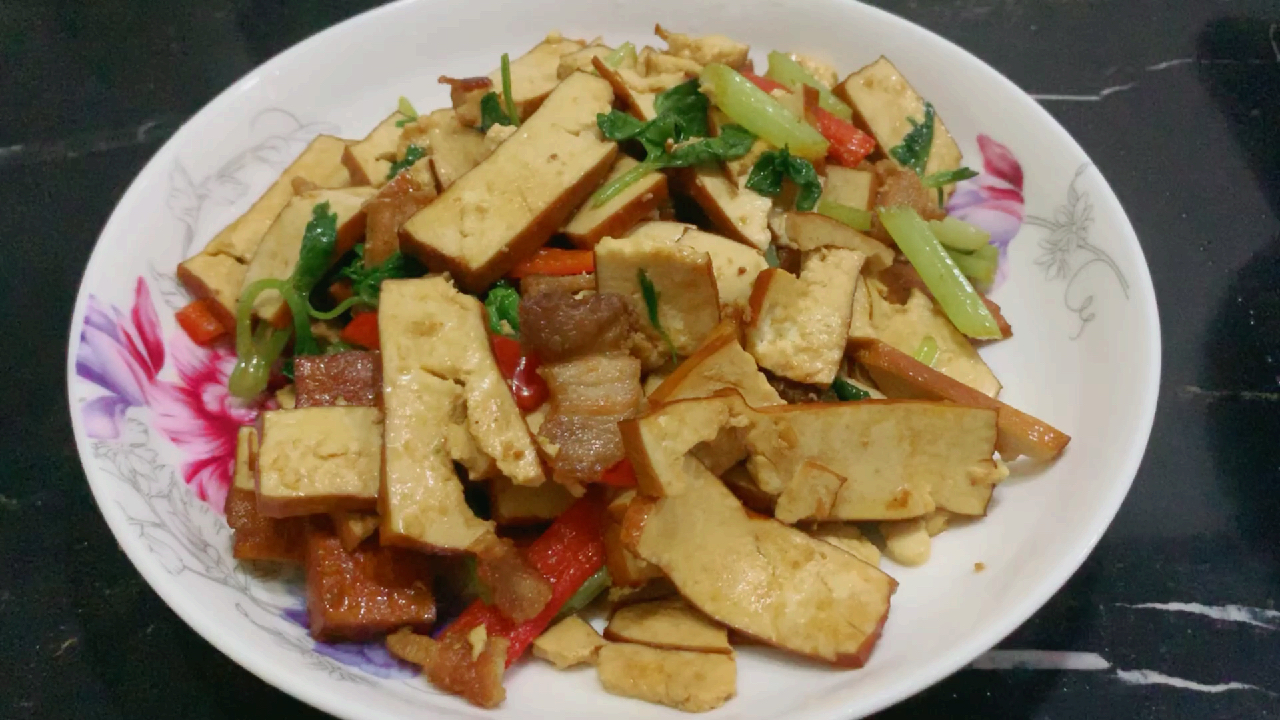 每次去湘菜馆必点的芹菜香干,自己在家做也能味美又下饭
