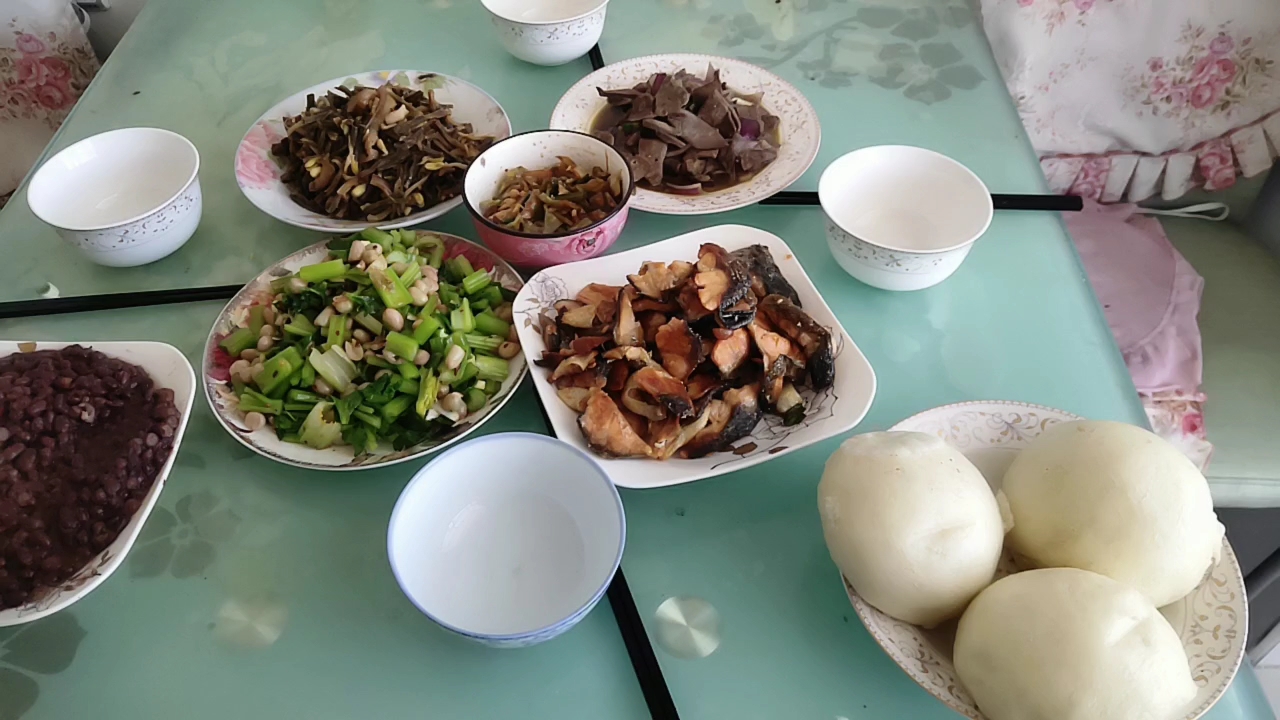 今天煎的马哈鱼块。市场买十元一斤,很好吃