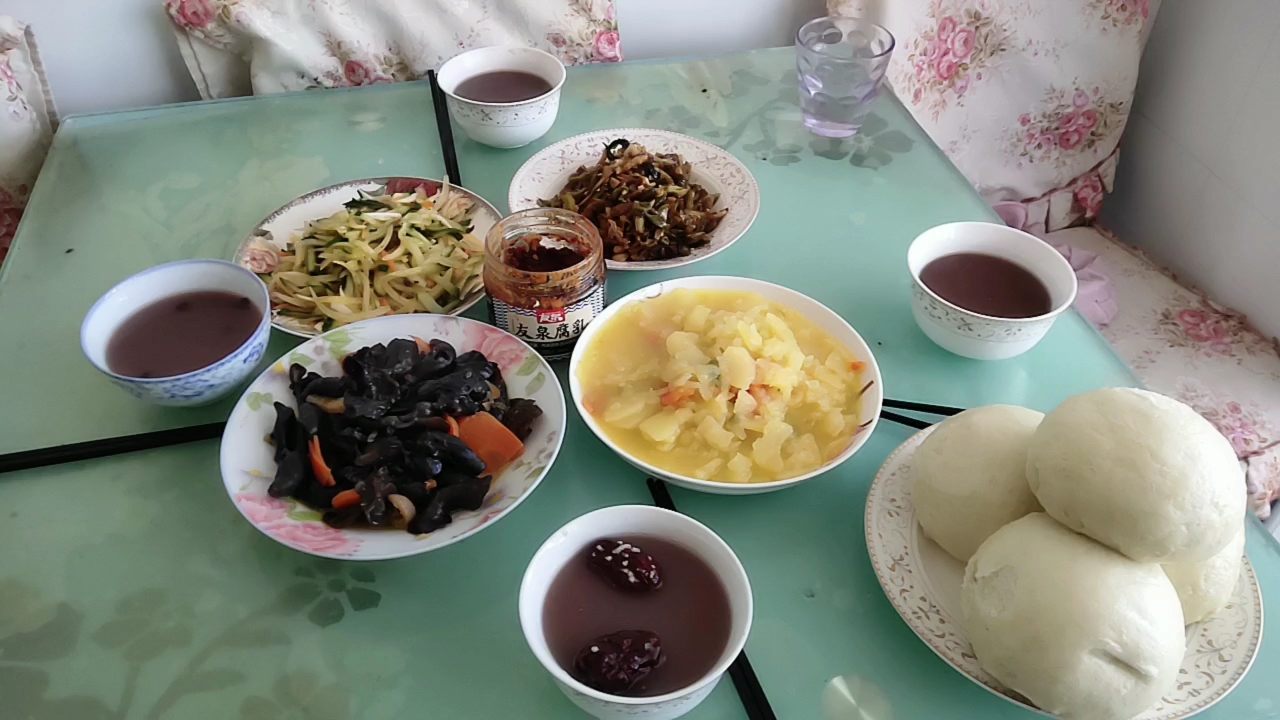 今天午饭有木耳,土豆,大头菜,黄瓜洋葱,炒菜和凉菜