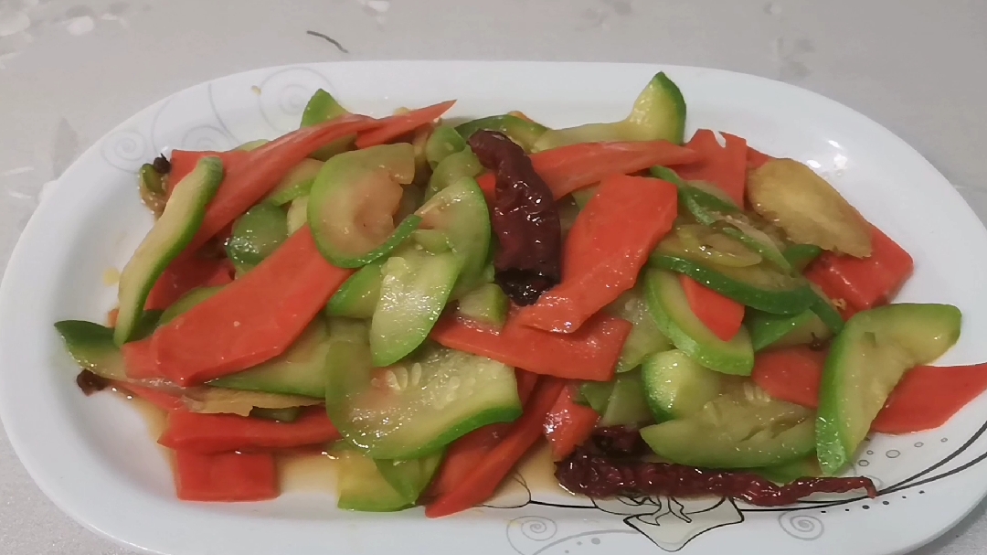 老闫做菜:素炒角瓜胡萝卜