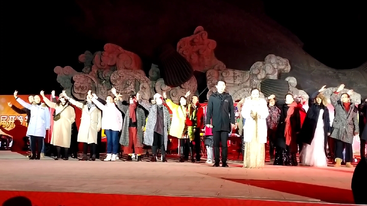 云南江川开渔节,各路美女在寒风中彩排,身后是20米多长的大头鱼