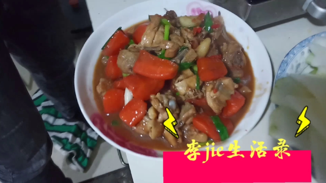 老公是做饭能手,晚上做了一道拿手红焖鸡,好吃到连汤汁都不放过