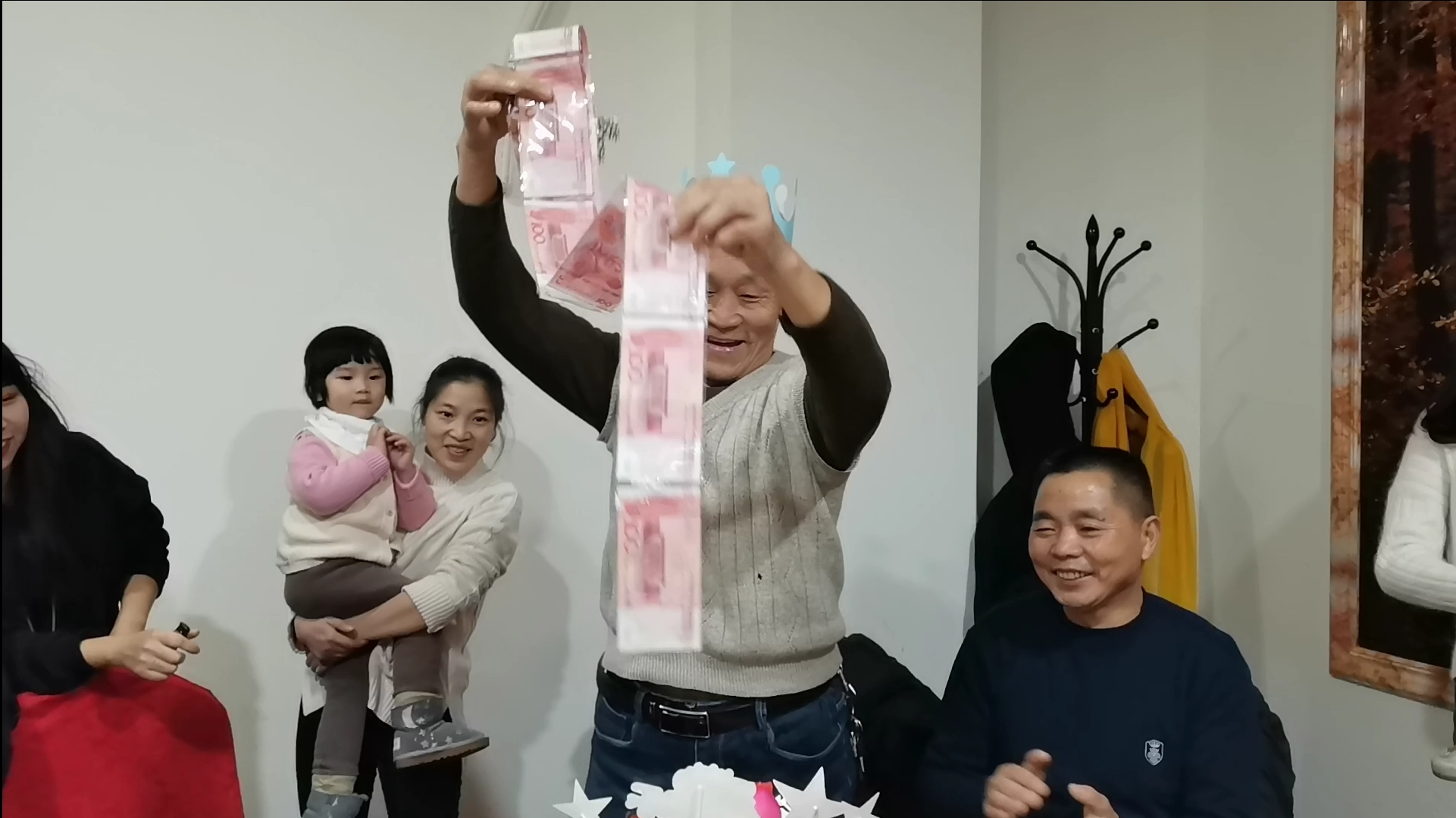 老爸七十岁生日,一大家人团聚一起,切开蛋糕收到最现实的礼物。