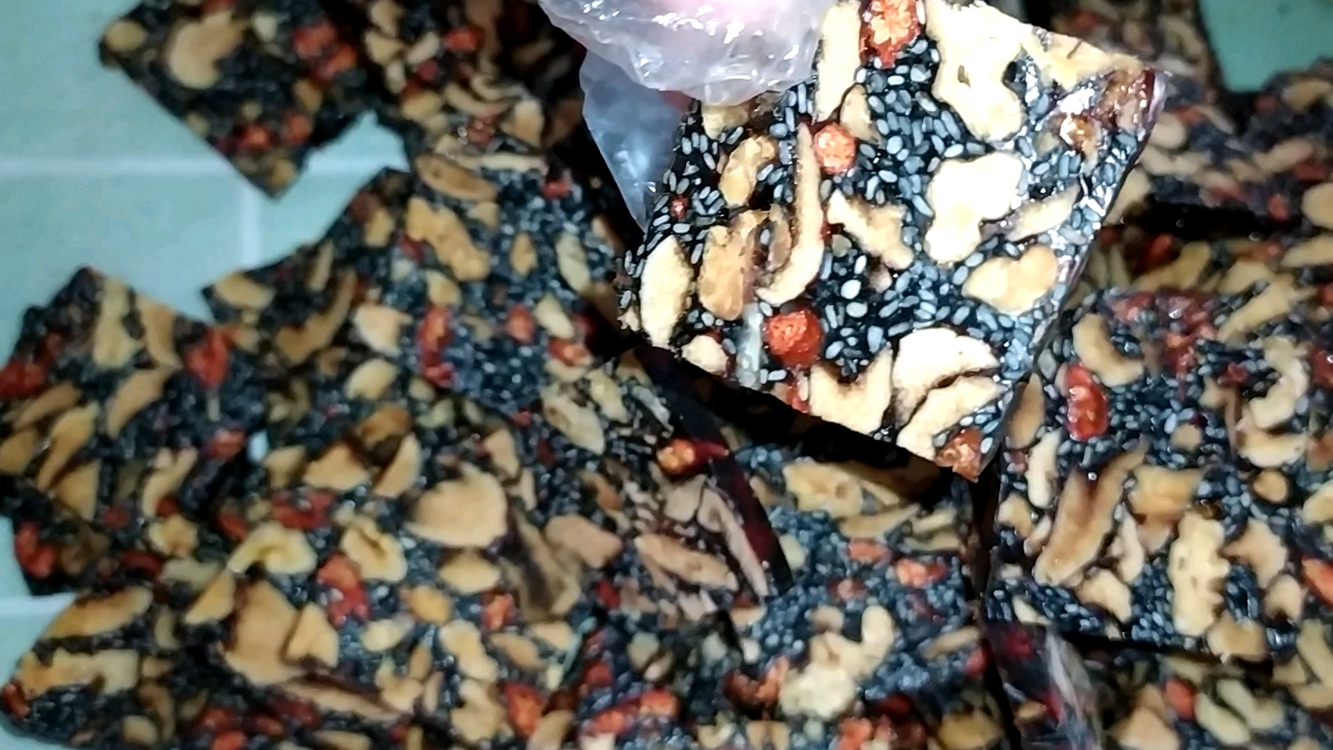 阿胶糕的功效为阿胶、红枣、黑芝麻、核桃仁、桂圆、冰糖、黄酒等