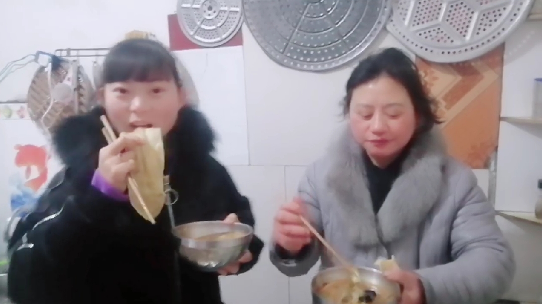 天冷了!羊肉汤大锅烩!烩面片贴饼吃!太好吃了,都吃两碗!暖和