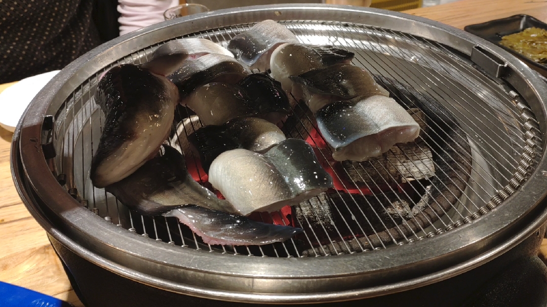 烤鳗鱼时,鳗鱼头一直在动....