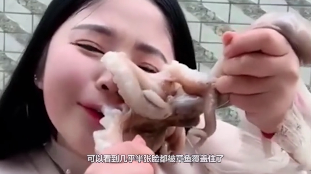 美女作死挑战“活吞章鱼”,不料被其“反吞”,扯下时悲剧发生!