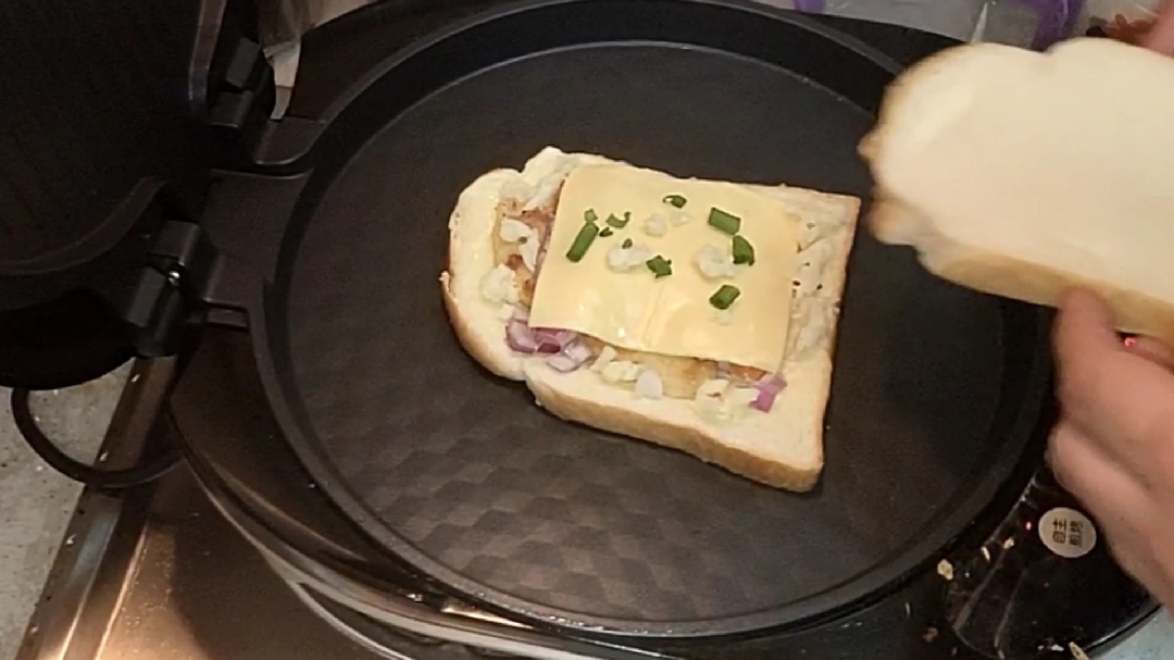 冰箱里仅有的几样食材临时拼凑的鸡块吐司汉堡,孩子说比外面的好