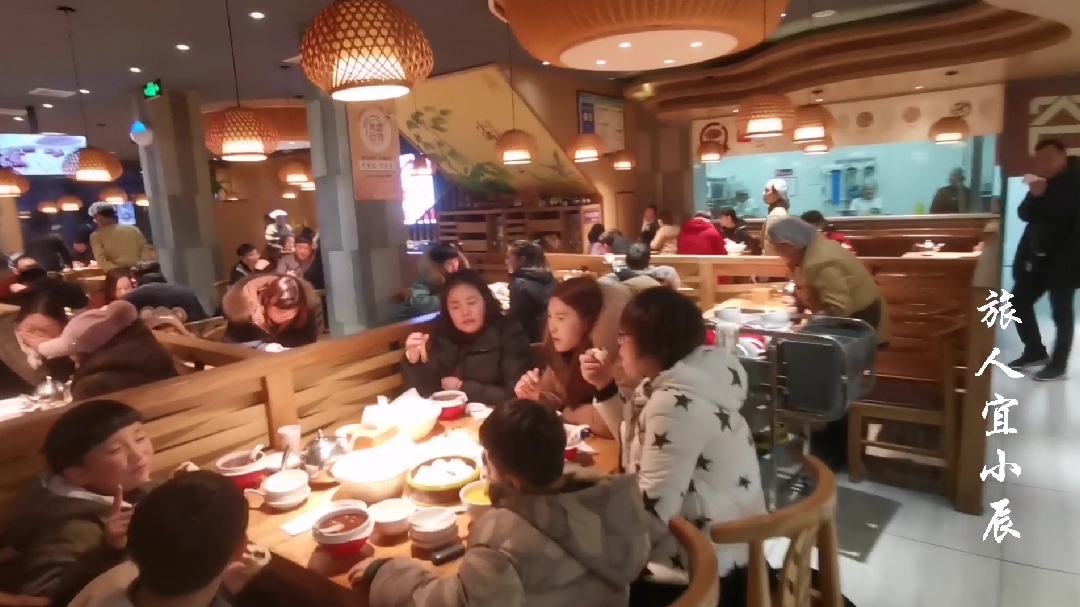 河南项城这家粥铺很有名,八宝粥5元一碗,店里人气每天都很旺