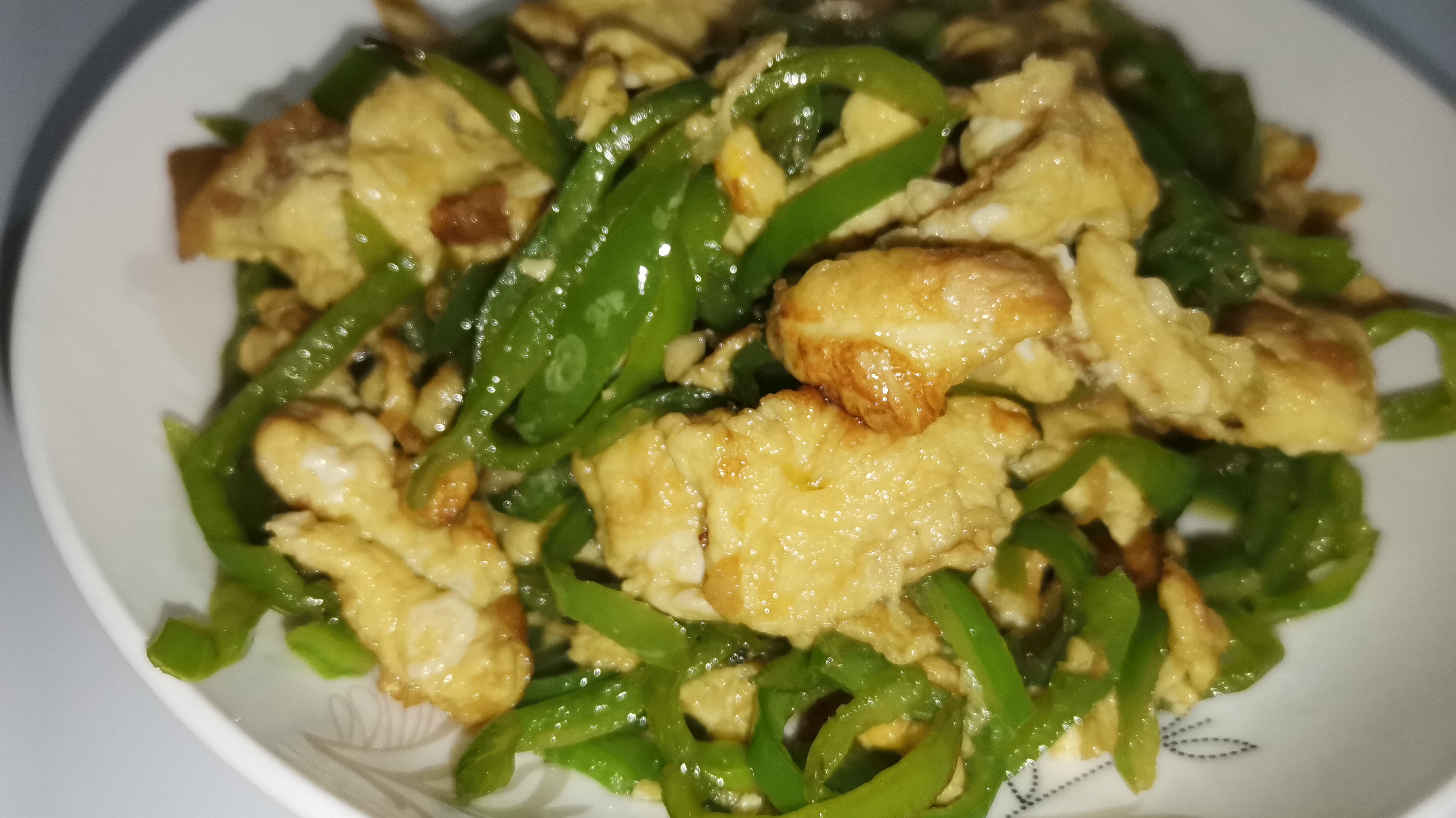 青椒炒鸡蛋好吃有诀窍,看霜姐怎么做的,鲜香下饭又解馋