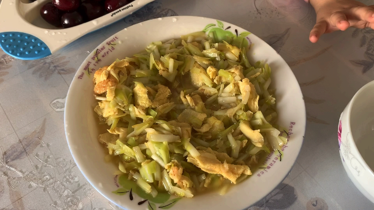 宝宝爱吃的韭黄炒鸡蛋,配点稀饭,这样简简单单吃点也挺好
