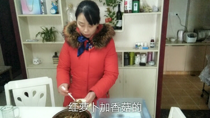 虎妈包胡萝卜香菇肉馅水饺,味道鲜美,女儿的最爱