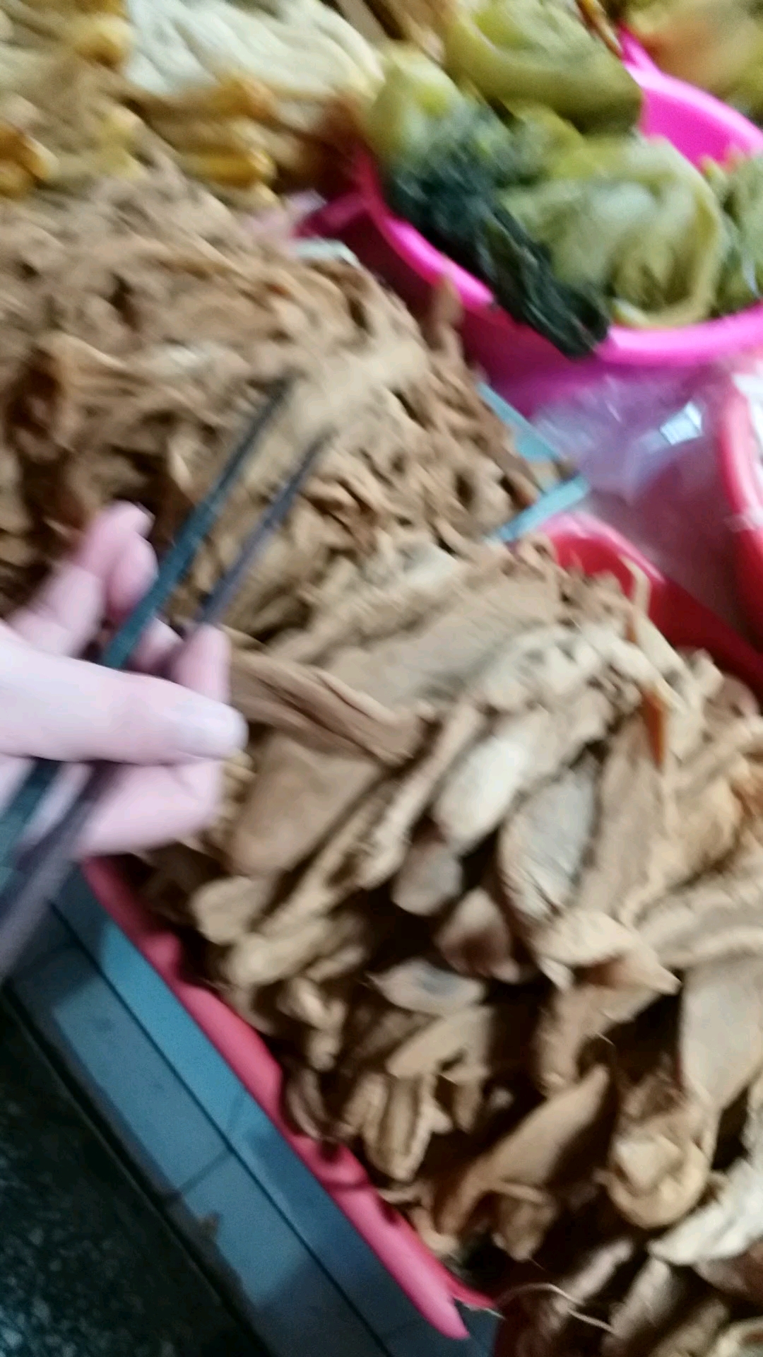 菜市场里面的泡菜,咸菜,各式各样很多种类,都是开胃消腻的好食