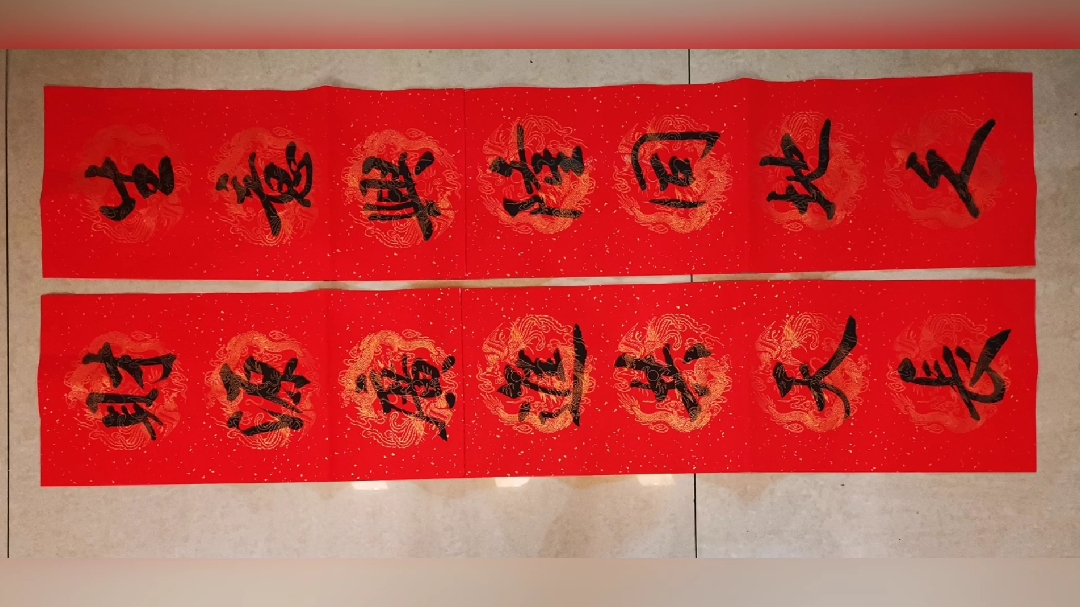 商业用联:生意兴隆同地久,财源广进共天长。我家就选这副对联。