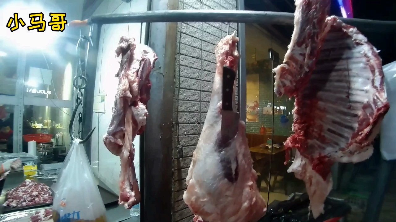 小伙去吃羊肉串,羊身上还挂着羊宝,毫不犹豫弄了一个,太香了