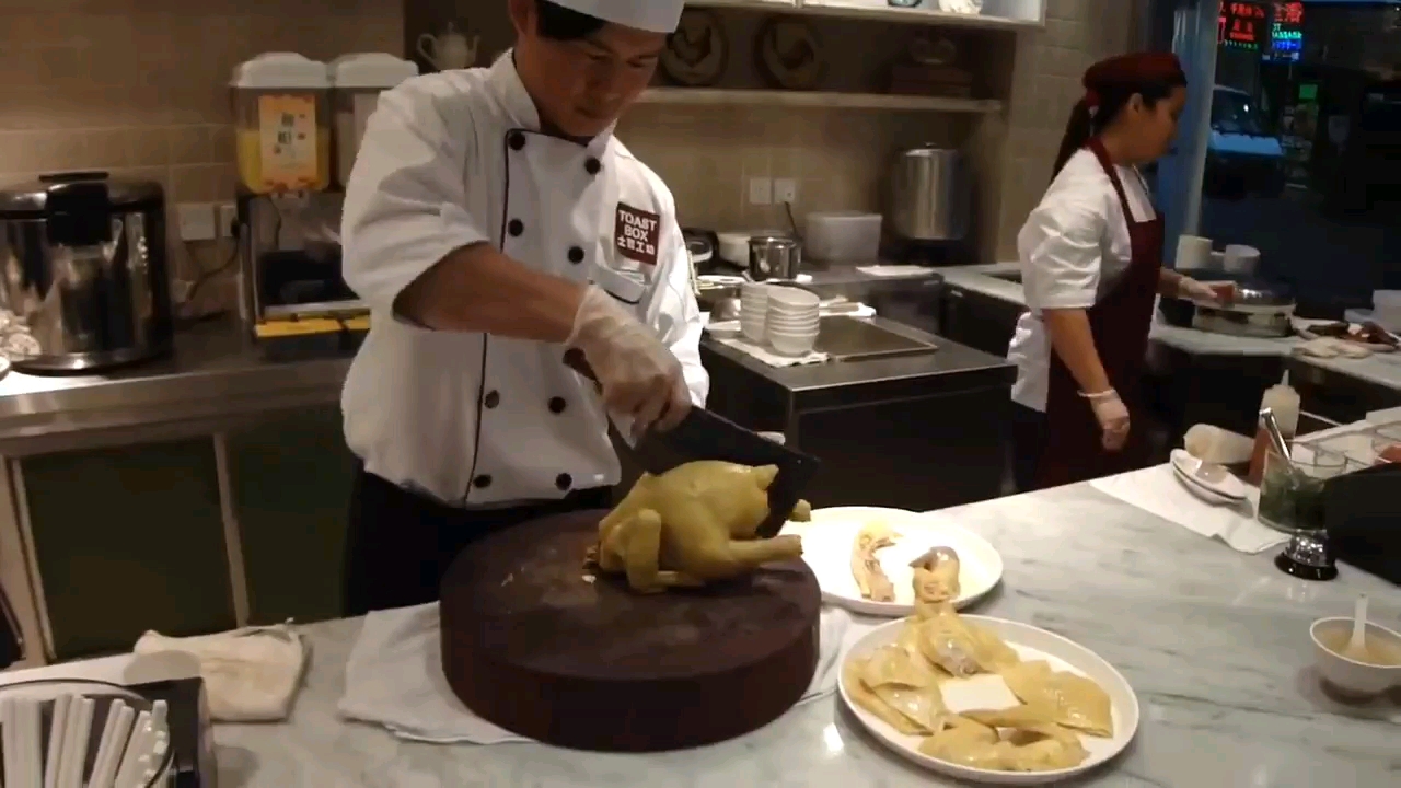 大神厨师一分钟整鸡去骨,手法太赞