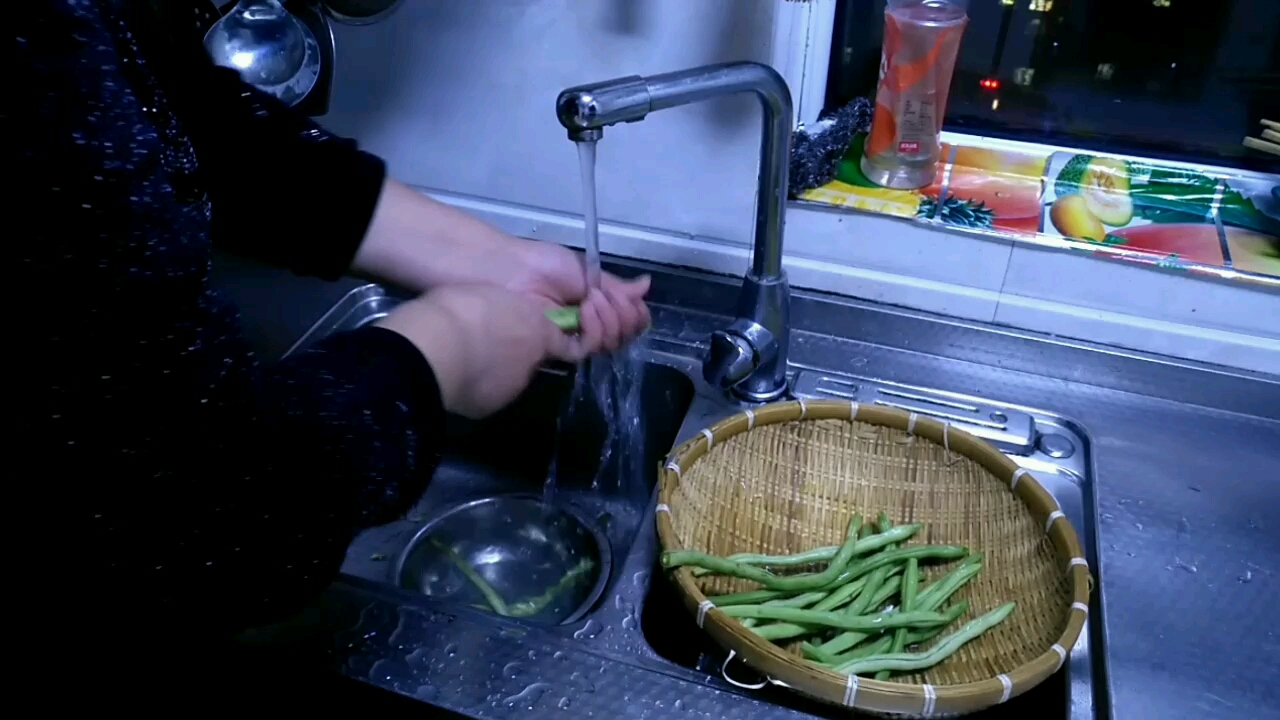 肉丁豆角炒红萝卜好吃又好看,包子配上米粥,好吃